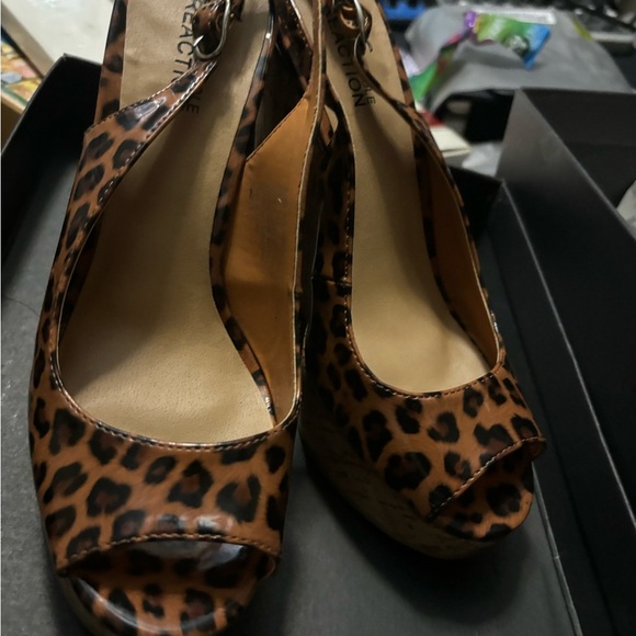 NEW WITH BOX Kenneth Cole Reaction Women’s Animal Print Peep-toe Wedge Cork 7M - Picture 4 of 16